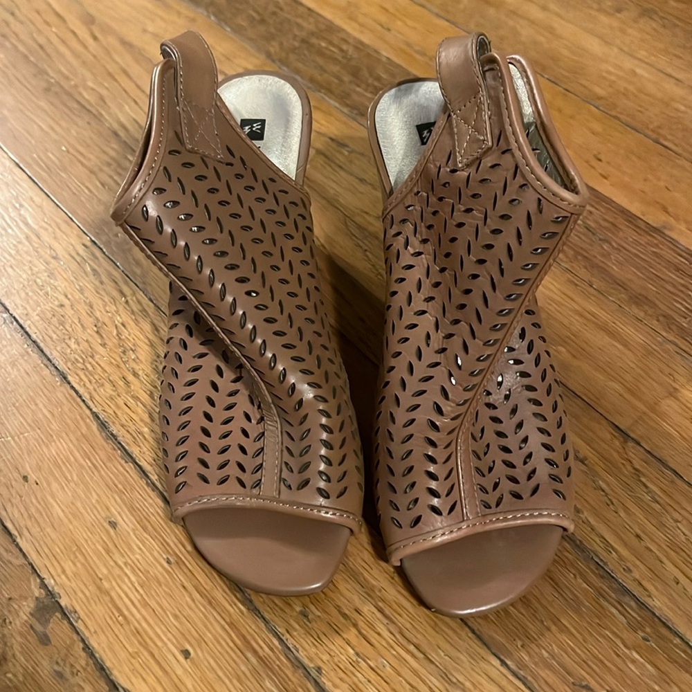 Super cute leather pumps